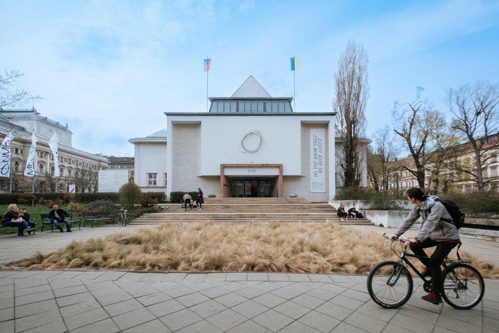Předprostor Domu umění a jižní část parku Koliště